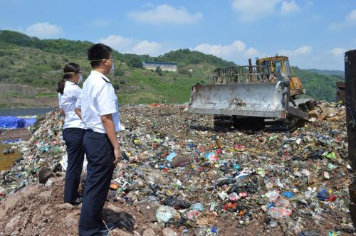 某食品銷毀現(xiàn)場